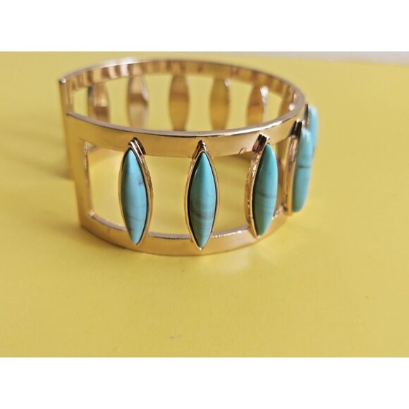 Vintage Avon 1980's Goldtone and Turquoise Stone Cuff Bracelet 2 1/2" x 2 3/4" - Picture 4 of 6